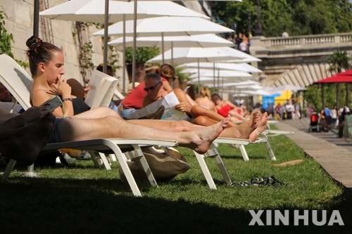 【파리=신화/뉴시스】프랑스 파리 센강 주변에 마련된 '파리 플라주(Paris Plages)'에서 8일(현지시간) 시민들이 일광욕을 즐기고 있다. 도심에서 여름을 보내는 시민과 관광객을 위해 2002년 처음 개최해 올해 15회를 맞는 파리 플라주는 오는 9월3일까지 이용할 수 있다. 2017.07.09