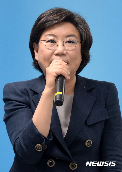 【서울=뉴시스】배훈식 기자 = 9일 오후 서울 여의도 바른정당 당사에서 열린 열린비전위원회 '종북몰이 보수 어떻게 청산할 것인가?' 토론회에 참석한 이혜훈 대표가 인사말을 하고 있다. 2017.07.09. dahora83@newsis.com