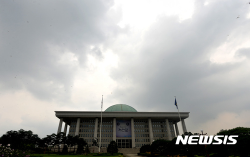 【서울=뉴시스】배훈식 기자 = 추미애 더불어민주당 대표의 '머리자르기' 발언 논란 등 국무위원 임명과 추경안 처리 등을 놓고 여야 대립이 치열해진 9일 오후 서울 여의도 국회 하늘 위로 짙은 먹구름이 드리워져 있다. 2017.07.09.&nbsp; dahora83@newsis.com