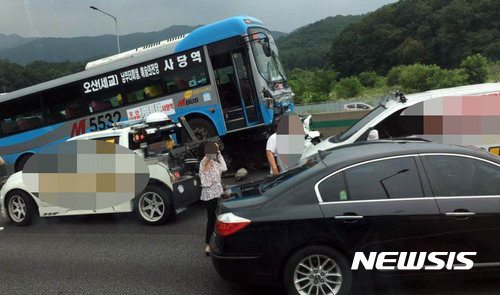 【서울=뉴시스】9일 오후 경부고속도로 상행선 양재 나들목 인근에서 광역버스와 승용차가 추돌하는 사고가 발생해 사상자 10여명이 발생했다. 2017.07.09. (사진= sns 캡쳐)&nbsp; photo@newsis.com