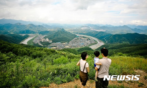 【단양=뉴시스】강신욱 기자 = 충북 단양군이 청년과 관련한 조례 제정을 잇달아 추진하는 등 '청년 잡기'로 '인구 3만 사수'에 사활을 걸었다.사진은 양방산에서 바라본 단양읍 전경. 2017.07.10. (사진=단양군 제공)photo@newsis.com 