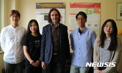 【서울=뉴시스】 세종대 물리천문학과 로시(Graziano Rossi) 교수(가운데)가 물리천문학과 학생들과 기념사진을 찍는 모습. 2017.07.10. (사진 = 세종대 제공)