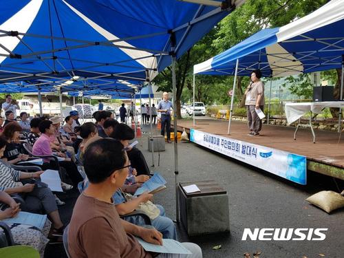 【전주=뉴시스】윤난슬 기자 = 전주시는 10일 교동 승암마을 야외광장에서 마을 주민 등 70여명이 참석한 가운데 '전주 승암마을 주민협의회 발대식'을 개최했다. 2017.07.10.(사진=전주시 제공) photo@newsis.com