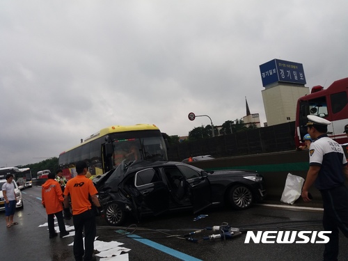 【오산=뉴시스】이준석 기자 = 10일 오후 경기 오산시 원동 경부고속도로에서 발생한 사고 장면. 2017.07.10. (사진 = 경기도재난안전본부 제공) <a href="mailto:photo@newsis.com">photo@newsis.com</a>