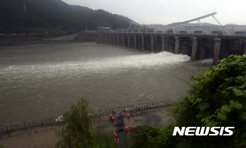 【하남=뉴시스】최진석 기자 = 경기도 하남시 한강 상류 팔당댐. 2017.07.10.   myjs@newsis.com