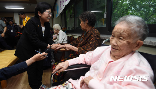 【광주(경기)=뉴시스】이정선 기자 = 정현백 여성가족부 장관이 첫 행보로 일본군 위안부 피해자 할머니를 만난 10일 오전 경기 광주 위안부 피해자 할머니 쉼터 나눔의집에서 강일출 할머니와 인사를 나누고 있다.정현백 장관은 이날 할머니들의 안부를 살피고 앞으로 피해자들 입장에서 일본군 위안부 문제를 해결해 나가겠다는 의지를 전달했다. 2017.07.10. ppljs@newsis.com