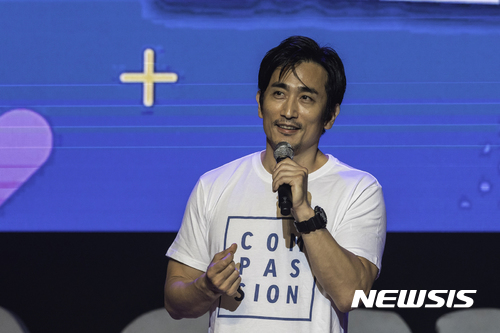 【서울=뉴시스】 8일 건국대에서 열린 컴패션밴드 ‘좋아요’ 콘서트에서 참석한 배우 차인표. 2017.07.10. 