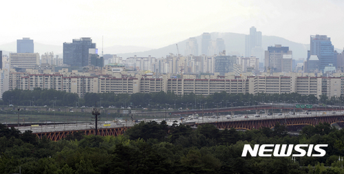 【서울=뉴시스】최진석 기자 = 부동산 가격 상승과 주택담보대출 금리까지 오르며 올해 1분기 주택구입부담지수가 이 4년 3개원 만에 가장 높은 수치를 기록했다. 한국주택금융공사 자료에 따르면 전국 평균은 59.3으로 작년 4분기(58.9)보다 0.4포인트 상승한 것으로 나타났다. 이는 4년 3개월 만에 가장 높은 수치다. 사진은 10일 서울 성동구 응봉산에서 바라본 한강변 아파트의 모습. 2017.07.10. myjs@newsis.com