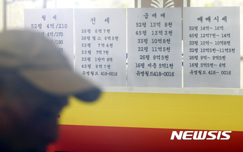 【서울=뉴시스】최진석 기자 = 부동산 가격 상승과 주택담보대출 금리까지 오르며 올해 1분기 주택구입부담지수가 이 4년 3개원 만에 가장 높은 수치를 기록했다. 한국주택금융공사 자료에 따르면 전국 평균은 59.3으로 작년 4분기(58.9)보다 0.4포인트 상승한 것으로 나타났다. 이는 4년 3개월 만에 가장 높은 수치다. 사진은 10일 서울 한 부동산에 붙어있는 아파트 매물 시세표의 모습. 2017.07.10. myjs@newsis.com