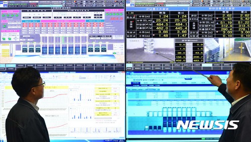 【연천=뉴시스】박진희 기자 = 10일 오전 경기도 연천군 한탄강댐관리단 군남운영센터 직원들이 집중호우로 불어난 임진강 필승교 수위를 살펴보며 군남댐 수위를 조절하고 있다. 국민안전처는 10일 오전 11시39분 재난문자를 발송하고 현재 임진강 필승교 수위가 1m를 초과했다며 하류 수위 상승 위험이 있다고 경고했다. 집중호우가 내린 필승교 수위는 오전 10시기준 0.93m에서 12시에는 1.96m, 오후 2시30분경에는 2.75m를 초과할 것으로 우려되고 있다. 2017.07.10.&nbsp; pak7130@newsis.com