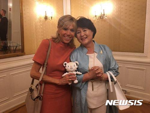 【서울=뉴시스】문재인 대통령 부인인 김정숙 여사와 에마뉘엘 마크롱 프랑스 대통령 부인인 브리짓 마크롱 여사의 모습. (사진=뉴시스DB). 2017.07.10.