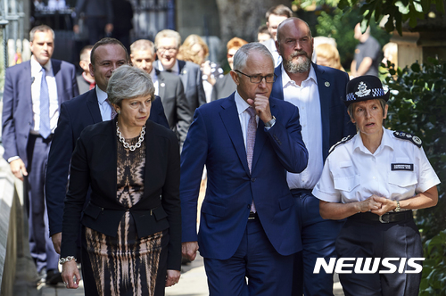 【런던=AP/뉴시스】테리사 메이 영국 총리(왼쪽)와 말콤 턴불 호주 총리가 10일(현지시간) 런던 브리지·버러마켓 테러 현장을 함께 둘러보고 있다. 2017.7.10.