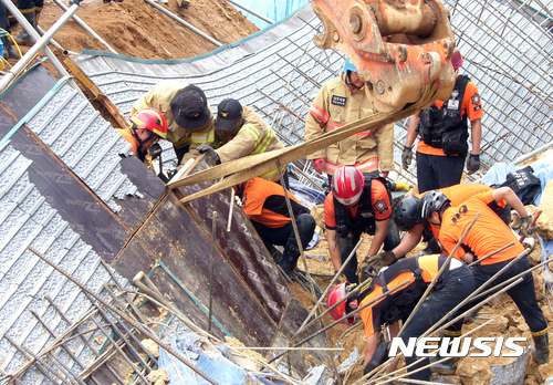 【청주=뉴시스】인진연 기자 = 2017년 7월 11일 오전 7시 23분께 충북 청주시 서원구 산남동의 한 공사장에서 장맛비에 쏟아진 흙더미에 축대 거푸집이 무너지면서 현장 근로자 2명이 매몰돼 119구조대원들이 매몰 근로자 구조 작업을 하는 모습.2018.01.19. (사진=뉴시스 DB) photo@newsis.com