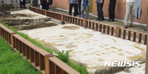 【전주=뉴시스】윤난슬 기자 = 11일 오전 전북 전주시 완산구 서노송동의 한 건물에서 '서노송동예술촌 현장시청' 현판식이 열렸다. 사진은 성매매 업소가 있었던 폐공가(일명 '기억의 공간') 모습. 2017.07.11. yns4656@newsis.com 