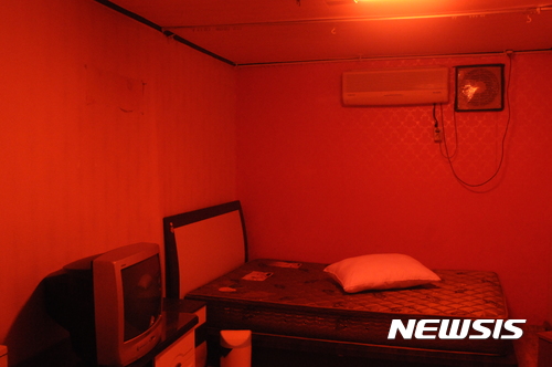 【전주=뉴시스】윤난슬 기자 = 11일 오전 전북 전주시 완산구 서노송동의 한 건물에서 '서노송동예술촌 현장시청' 현판식이 열렸다. 사진은 성매매 집결지의 유휴공간 모습. 2017.07.11. yns4656@newsis.com 