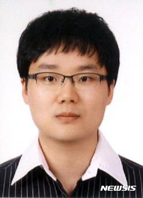 【경산=뉴시스】박준 기자 = 대구대학교는 정보통신공학부 오유수 교수(40)가 세계 3대 인명사전 중 하나인 마르퀴즈 후즈 후(Marquis Who's Who)로부터 2017 앨버트 넬슨 마르퀴즈 평생공로상(Albert Nelson Marquis Lifetime Achievement Award)을 수상했다고 11일 밝혔다. 2017.07.11(사진=대구대 제공) photo@newsis.com