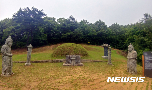   【천안=뉴시스】이종익 기자 = 충남 천안동남경찰서는 천안시 동남구 북면 은석산에 위치한 충청남도 문화재자료(제261호) 어사 박문수 묘비에 임의로 37자를 각자(刻字, 돌에 글자를 파서 새김) 한 종중 관계자 A(70)씨 등 2명을 문화재보호법 위반 혐의로 최근 입건했다고 11일 밝혔다.  북면 은석산 정상부 595㎡면적에 위치한 어사 박문수 묘에는 '망주석' 1쌍과 '무신석(武臣石)' 1쌍, '상석(床石)'을 비롯해 오른쪽 정면에 '묘비'가 있으며, 모두 충남도 문화재자료로 지정돼 있다.  2017.07.11.  007news@newsis.com