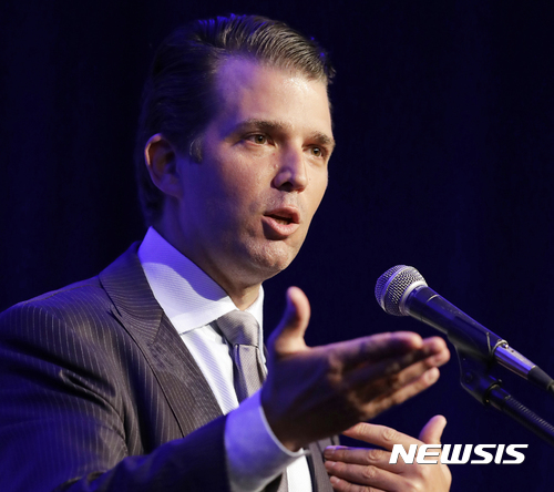 【워싱턴 = AP/뉴시스】 =&nbsp; 러시아 변호사와 대선기간중 만난 사실을 10일(현지시간) 시인하면서 논란의 중심에 서게 된 도널드 트럼프 대통령의 장남.&nbsp; 그는&nbsp; 아버지가 CNN로고의 제트기를 격추시키는 장면을 담은 영화 "탑건"을 변조한 동영상을 트위터에 올려 더욱 화제가 되고 있다.&nbsp; 