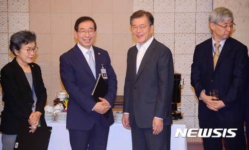 【서울=뉴시스】전신 기자 = 문재인 대통령이 11일 청와대에서 열린 국무회의 전 박원순 서울시장과 대화를 나누고 있다. 2017.07.11. photo1006@newsis.com