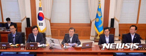 【서울=뉴시스】전신 기자 = 문재인 대통령이 11일 청와대에서 열린 국무회의를 주재하고 있다. 2017.07.11. photo1006@newsis.com