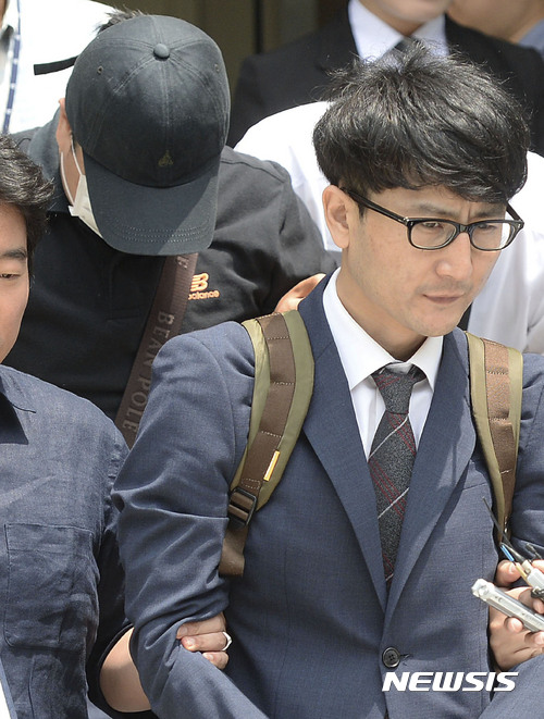 【서울=뉴시스】최동준 기자 = '제보조작 의혹' 이준서 전 국민의당 최고위원, 이유미 국민의당 당원의 남동생 이모 씨가 11일 오후 서울 양천구 서울남부지방법원에서 영장실질심사를 받은 뒤 법원을 나오고 있다. 2017.07.11. photocdj@newsis.com