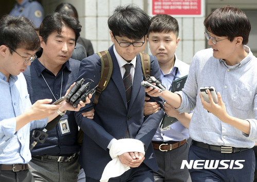 【서울=뉴시스】최동준 기자 = '제보조작 의혹' 이준서 전 국민의당 최고위원이 11일 오후 서울 양천구 서울 남부지방법원에서 영장실질심사를 받은 뒤 법원을 나오고 있다. 2017.07.11. photocdj@newsis.com