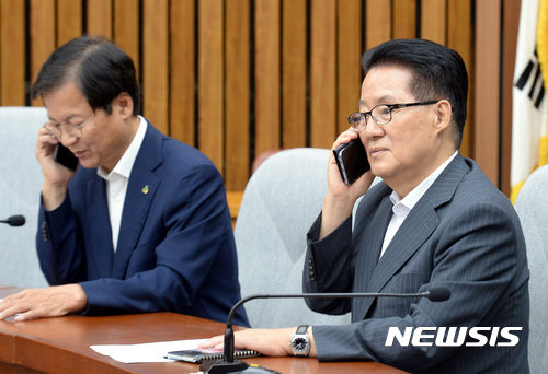 【서울=뉴시스】박영태 기자 = 11일 오후 서울 영등포구 여의도 국회에서 진행된 국민의당 의원총회에서 박지원(오른쪽) 의원과 천정배 의원이 나란히 앉아서 전화를 하고 있다. 2017.07.11.since1999@newsis.com