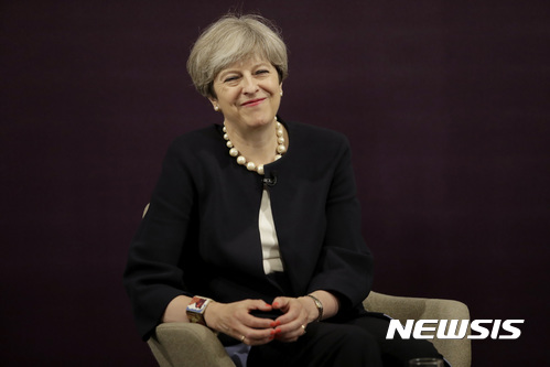 【런던=AP/뉴시스】 테리사 메이 영국 총리가 11일 한 단체 회의에 초대돼 연설과 질의응답을 마친 뒤 미소 짓고 있다. 6월8일 조기 총선 실패 후 총리의 위세가 매우 약해졌다. 2017. 7. 11.