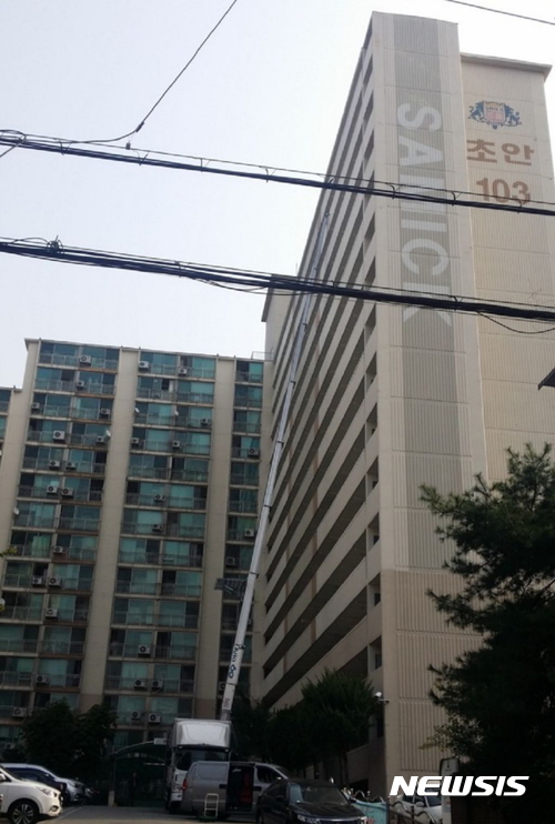 【서울=뉴시스】=서울 노원구 월계동 923 초안 103동 1층 101호가 경매에 나왔다. 1998년 4월 준공한 3개동 410가구 단지로 물건은 15층 건물 중 1층이다. 전용면적은 49.6㎡, 방 2개 욕실 1개 복도식 구조다. 2017.07.12. (사진 제공 = 지지옥션)