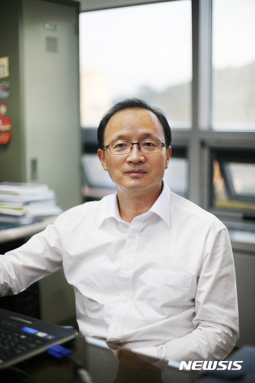 【서울=뉴시스】 <정보보호 대통령표창을 수상한 숭실대 정수환 교수>