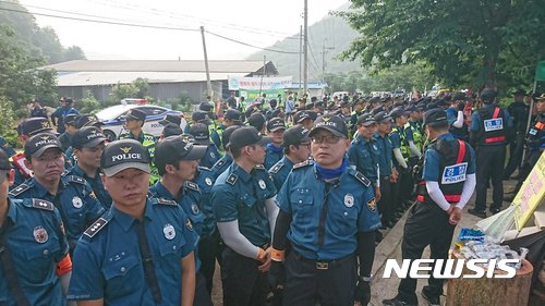 【성주=뉴시스】박홍식 기자 = 경찰이 12일 오전 사드(THAAD·고고도 미사일방어체계) 기지 입구인 경북 성주군 초전면 소성리 마을회관 부근에 경력 1500여명을 긴급 배치했다. 사드기지에서 국방부 차량이 고장 나 견인차량을 투입하기 위해서다. 2017.07.12 (사진=소성리 종합살황실 제공) <a href="mailto:photo@newsis.com">photo@newsis.com</a>