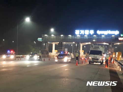 【수원=뉴시스】김지호 기자 = 지난 11일 오후 11시부터 12일 오전 1시까지 일제 음주단속을 벌이는 경찰. 사진은 중부고속도로 경인나들목에서 단속 중인 경찰 모습. 2017.07.12 (사진=경기남부지방경찰청 제공) <a href="mailto:photo@newsis.com">photo@newsis.com</a>