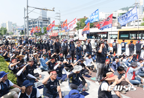  【울산=뉴시스】배병수 기자 = 금속노조 울산지부는 12일 울산시 북구 현대자동차정문앞에서 비정규직 노동기본권쟁취 2017년 임투승리 총파업 출정식이 열리고 있다. 2017.07.12.   bbs@newsis.com