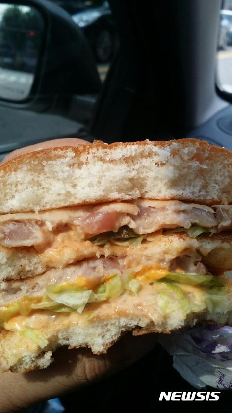 소비자가 찍은 햄버거 단면. (사진 =법무법인 혜 제공)