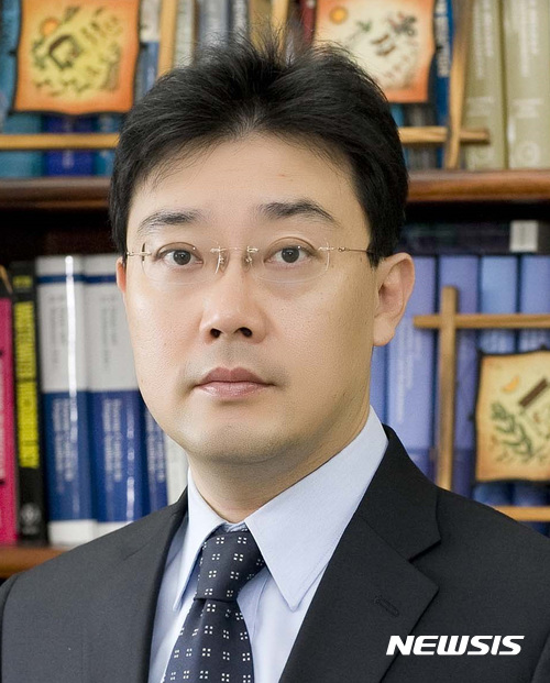 【포항=뉴시스】강진구 기자 = 포스텍(총장 김도연)은 화학공학과 차형준(사진) 교수 연구팀이 영남대 화학생화학부 김창섭 교수와 함께 생체모방을 통해 이산화탄소를 자원화할 수 있는 촉매를 개발했다고 12일 밝혔다.2017.07.12.(사진=포스텍 제공) photo@newsis.com