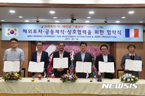 【영덕=뉴시스】강진구 기자 = 경북 영덕군(군수 이희진)은 12일 오전 군청에서 경북문화콘텐츠진흥원와 ㈜호보트 등 애니메이션 3개 제작사, 프랑스 BEE 프로덕션 등 2개 투자사와 지역특화 애니메이션 ‘호보트’ 해외투자 및 공동제작, 상호협력을 위한 협약을 체결했다.사진 왼쪽부터 ㈜두루픽스 김현수 감독, 쁘띠케이월드 인터내셔널 및 ㈜ 호보트 대표 이승욱, 프랑스 BEE 프로덕션 대표 피에르 벨라이흐 , 이희진 영덕군수, 경북문화콘첸츠진흥원 김준한 원장, ㈜씨온플러스 추원식 대표.2017.07.12.(사진=영덕군 제공) photo@newsis.com