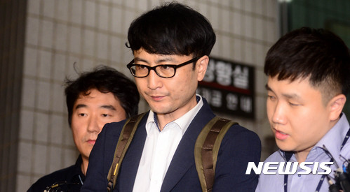 【서울=뉴시스】추상철 기자 = 대선 제보 조작 사건으로 구속영장이 발부된 이준서 전 국민의당 최고위원이 12일 오전 서울 양천구 서울남부지방검찰청을 나와 구치소로 향하고 있다. 2017.07.12. scchoo@newsis.com