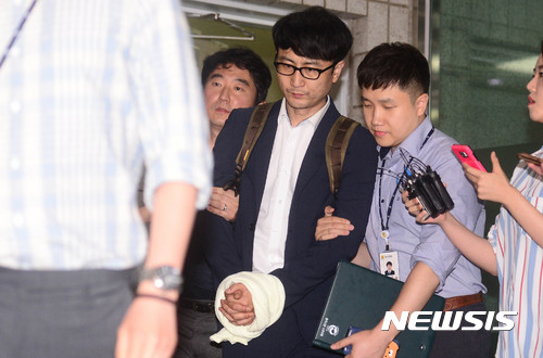 【서울=뉴시스】추상철 기자 = 대선 제보 조작 사건으로 구속영장이 발부된 이준서 전 국민의당 최고위원이 12일 오전 서울 양천구 서울남부지방검찰청을 나와 구치소로 향하고 있다. 2017.07.12. scchoo@newsis.com