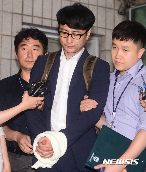 【서울=뉴시스】추상철 기자 = 대선 제보 조작 사건으로 구속영장이 발부된 이준서 전 국민의당 최고위원이 12일 오전 서울 양천구 서울남부지방검찰청을 나와 구치소로 향하고 있다. 2017.07.12. scchoo@newsis.com