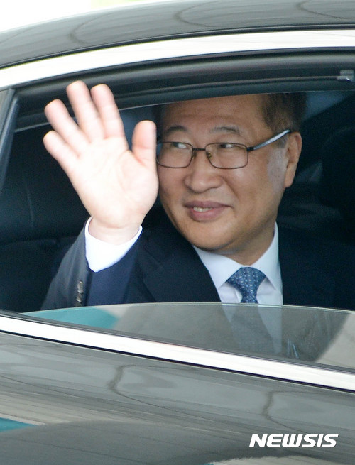 【서울=뉴시스】박주성 기자 = 박성재 서울고검장이 12일 오전 서울 서초동 중앙지방검찰청 대강당에서 퇴임식을 마친 후 차에 오르며 손을 흔들고 있다. 박 고검장은 최근 사법연수원 후배인 문무일 부산고검장(56·18기)이 검찰총장 후보자로 지명되자 스스로 사의를 표했다. 2017.07.12. park7691@newsis.com