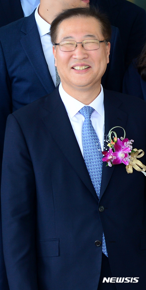 【서울=뉴시스】박주성 기자 = 윤석열 대통령은 23일 법무부 장관 후보자로 박성재 전 서울고검장을 지명했다. 사진은 지난 2017년 박 전 고검장이 서울 서초동 중앙지방검찰청 대강당에서 열린 퇴임식을 마친 후 기념촬영을 하며 환하게 웃는 모습. 2024.01.23 