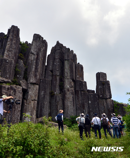 【광주=뉴시스】류형근 기자 = 유네스코 세계지질공원 위원 등이 무등산 권역의 유네스코 세계지질공원 인증 여부를 확인 하기 위해 12일 오후 광주 동구 무등산국립공원 입석대를 현장 실사하고 있다. 2017.07.12. hgryu77@newsis.com