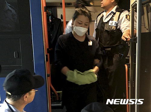 【서울=뉴시스】최진석 기자 = 문재인 대통령의 아들 준용씨의 취업특혜 의혹 제보 조작 사건으로 구속된 이유미 씨가 12일 오후 양천구 서울남부지방검찰청으로 조사를 받기 위해 출석하고 있다. 2017.07.12. myjs@newsis.com