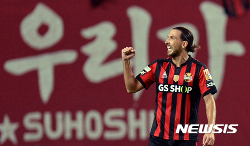 【서울=뉴시스】임태훈 기자 = 12일 오후 서울 마포구 상암동 서울월드컵경기장에서 열린 2017 현대오일뱅크 K-리그 클래식 FC 서울과 포항 스틸러스의 경기, 선제골을 넣은 데얀이 세리머니를 하고 있다. 2017.07.12. taehoonlim@newsis.com