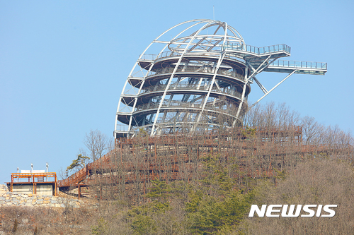 【단양=뉴시스】강신욱 기자 = 충북 단양군이 적성면 애곡리에 조성한 만천하스카이워크가 13일 정식 개장했다. 사진은 만학천봉 전망대. 2017.07.13. (사진=단양군 제공) photo@newsis.com