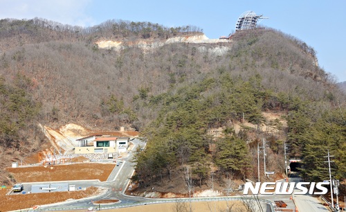 【단양=뉴시스】강신욱 기자 = 충북 단양군이 적성면 애곡리에 조성한 만천하스카이워크가 13일 정식 개장했다. 2017.07.13. (사진=단양군 제공) photo@newsis.com