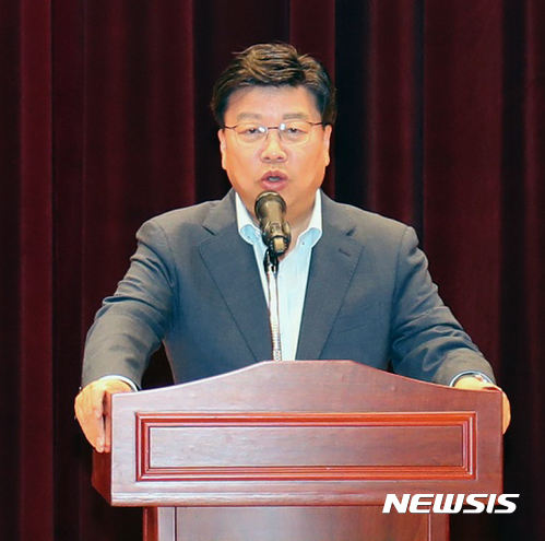 【대전=뉴시스】조명휘 기자 = 13일 대전시청 대강당에서 열린 직장교육 '공감누리' 시간에 권선택 시장이 유성복합터미널 건립을 비롯해 30여 주요 현안사업의 성공적인 추진을 주문하고 있다. 2017.07.13. (사진= 대전시 제공) photo@newsis.com