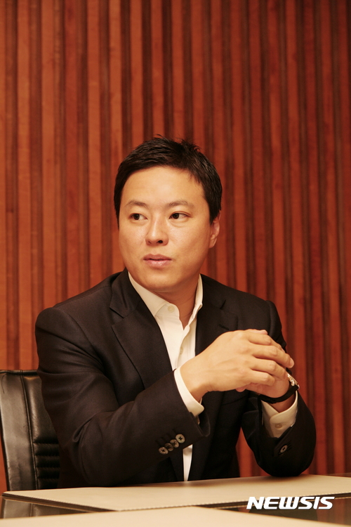 【부산=뉴시스】제갈수만 기자 = 힐튼 부산은 13일 장 세바스티앙 클링 총지배인과 이만규 에머슨퍼시픽 대표 등이 참석한 가운데 힐튼 부산의 차별화된 시설과 콘셉트, 개장 초기 성공 요인을 설명하는 기자 간담회를 개최하고, 15일부터 본격적으로 투숙객을 받는 호텔 내부를 공개했다. 2017.07.13. (사진= 힐튼부산 제공) photo@newsis.com