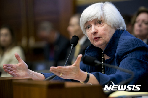 【워싱턴=AP/뉴시스】재닛 옐런 연방준비제도 의장이 12일(현지시간)&nbsp; 하원 금융서비스위원회에 출석해 증언하고 있다.&nbsp; 옐런 의장은 이 자리에서 미국의 지속적인 성장을 위해 기준금리를 단계적으로 올릴 필요가 있다고 말했다. 2017.07.13
