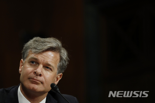 【워싱턴=AP/뉴시스】 크리스토퍼 레이 미국 연방수사국(FBI) 국장이 지난해 7월12일 워싱턴 의사당에서 열린 미 상원 법사위 청문회에서 의원들의 질문을 듣고 있다. 2018.01.23.